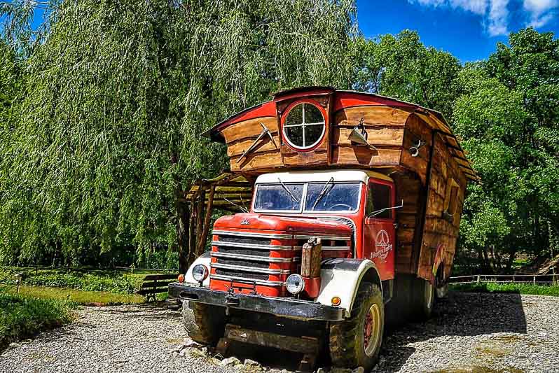 BEAUTIFUL HOUSE TRUCK OUTSIDE 01