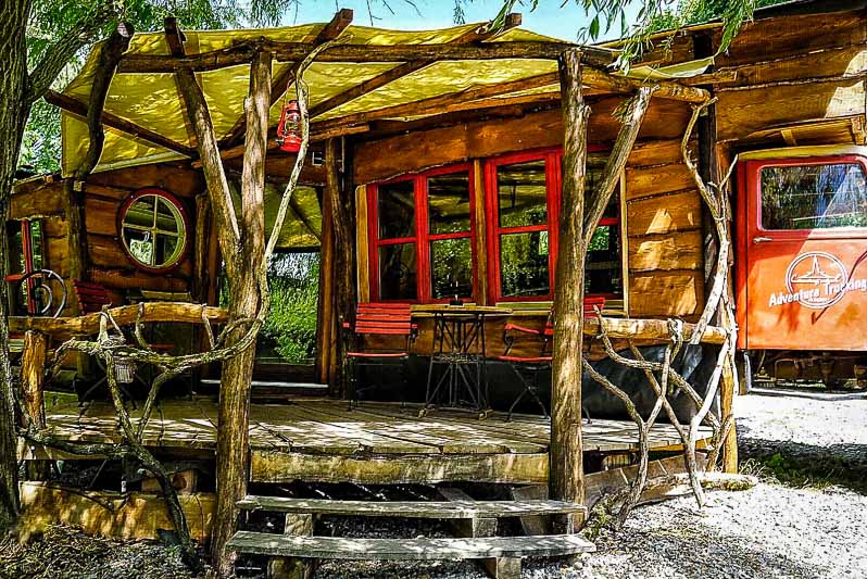 BEAUTIFUL HOUSE TRUCK PORCH