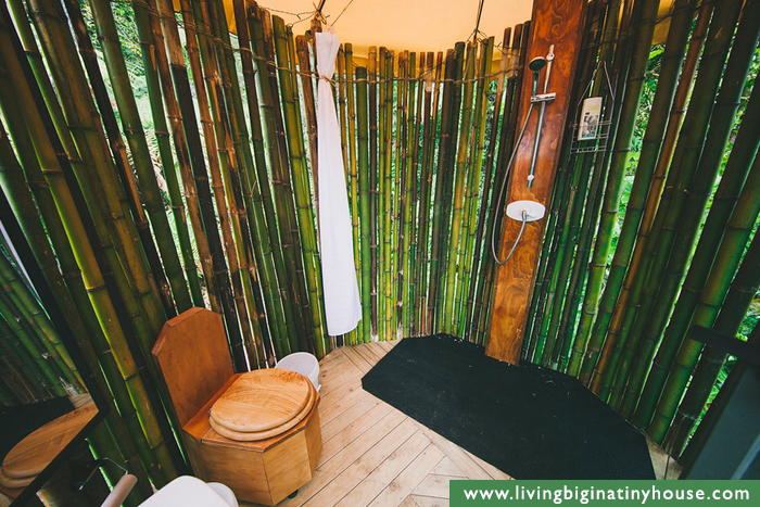 TIKI-BATHROOM-HUT