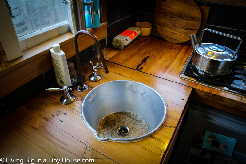 BEAUTIFUL TINY HOUSE (KITCHEN)