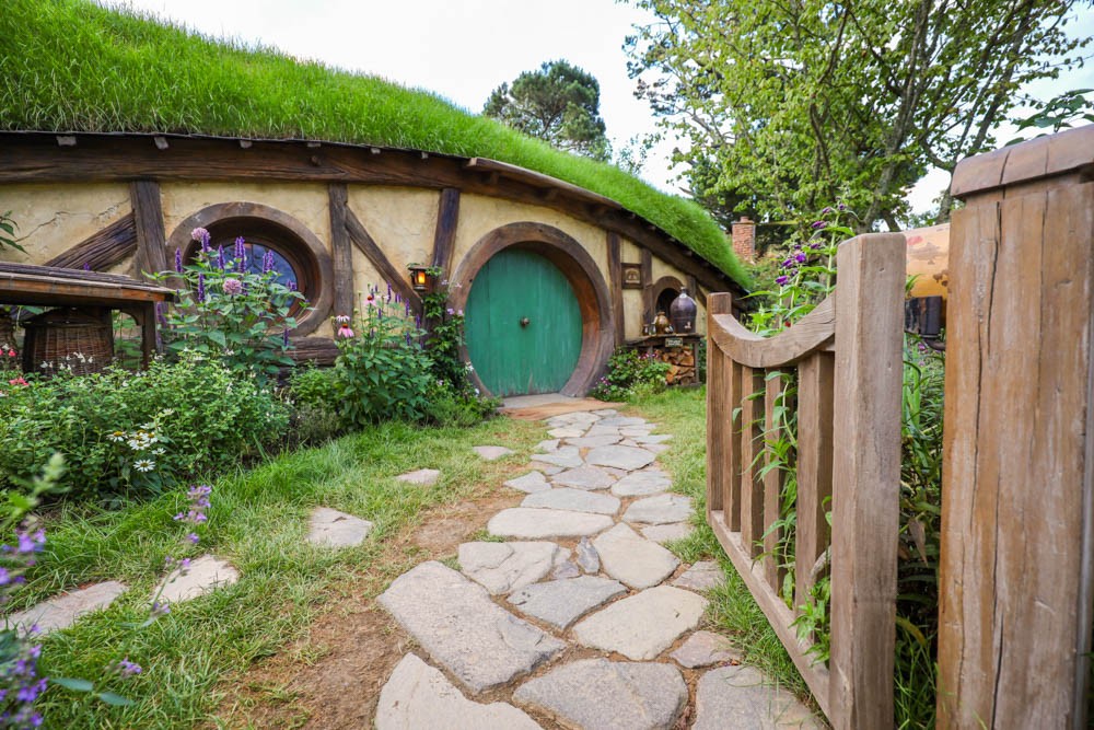 Tour A Real HOBBIT HOME At The Hobbiton Movie Set!