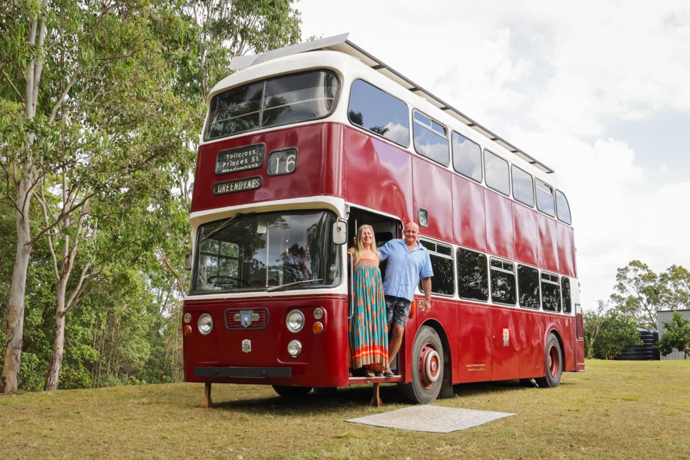 Vintage Double Decker Bus Becomes a Perfect Home on Wheels Vintage Double Decker Bus Becomes a Perfect Home on Wheels