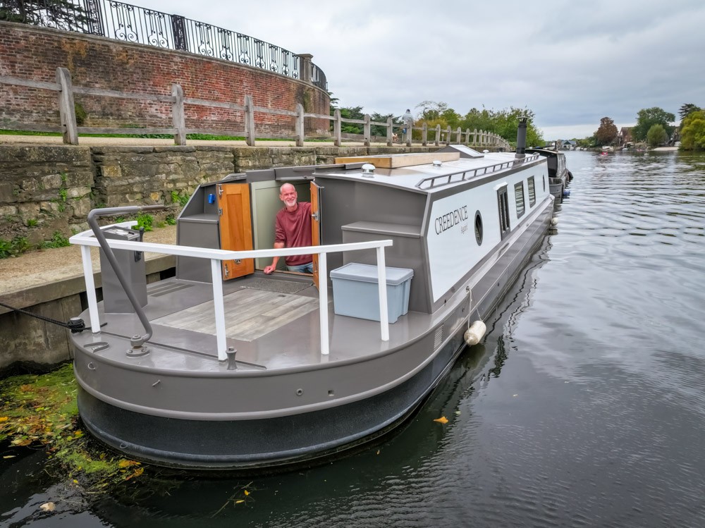 His Stunning Self-Built Modern Minimalist Houseboat on London’s Canals His Stunning Self-Built Modern Minimalist Houseboat on London’s Canals