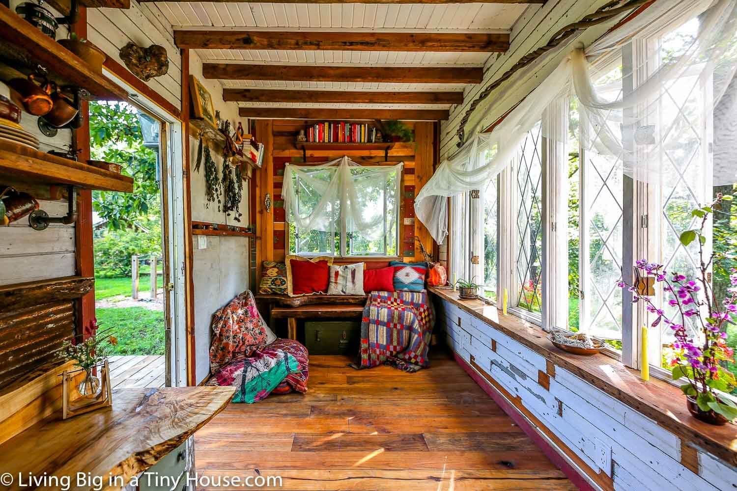 Yoga Teacher’s Amazing Furniture-Free Tiny House Designed For Body Movement Yoga Teacher’s Amazing Furniture-Free Tiny House Designed For Body Movement