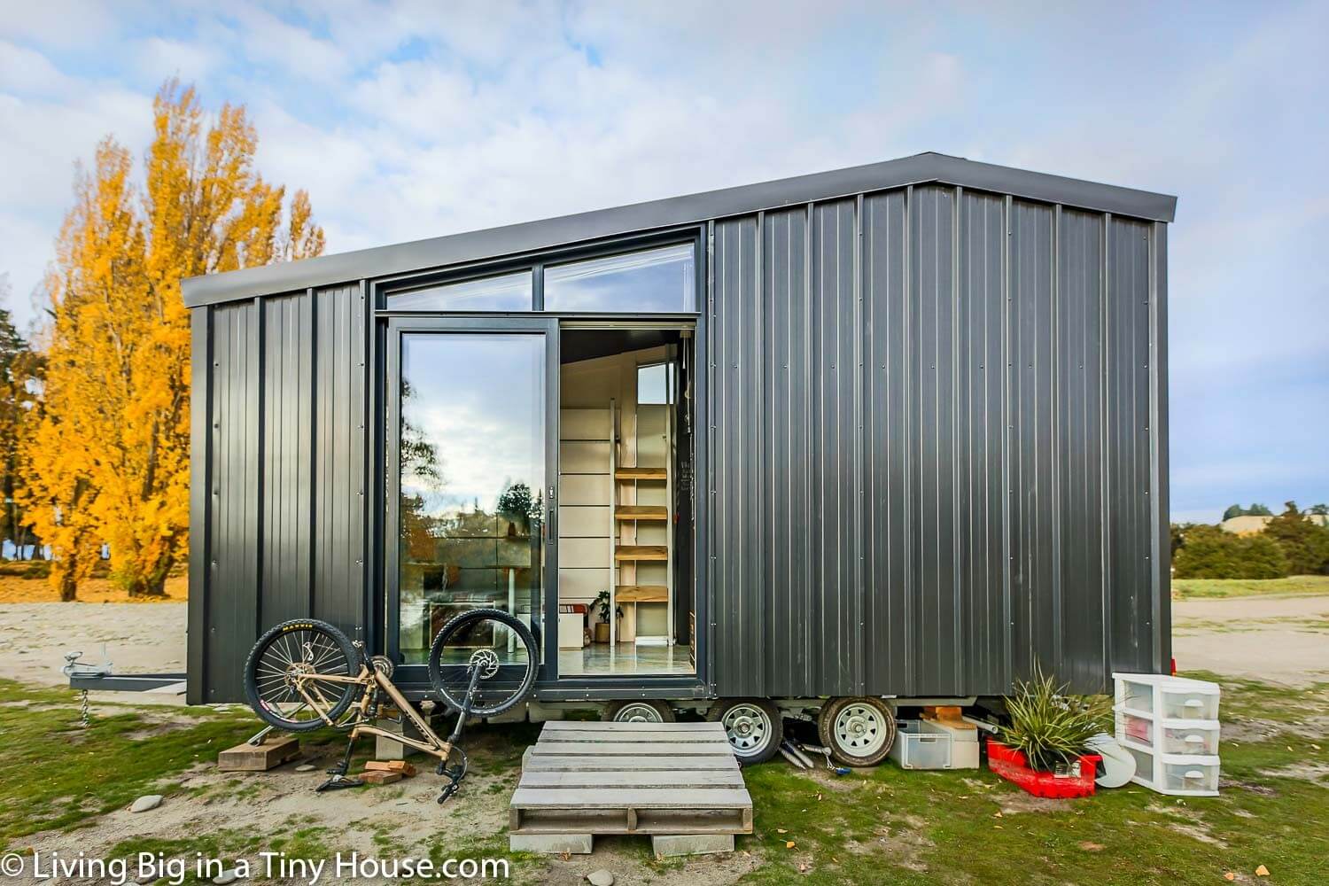 Architect Builds Incredible Off-The-Grid Tiny Home To Avoid High House Prices Architect Builds Incredible Off-The-Grid Tiny Home To Avoid High House Prices