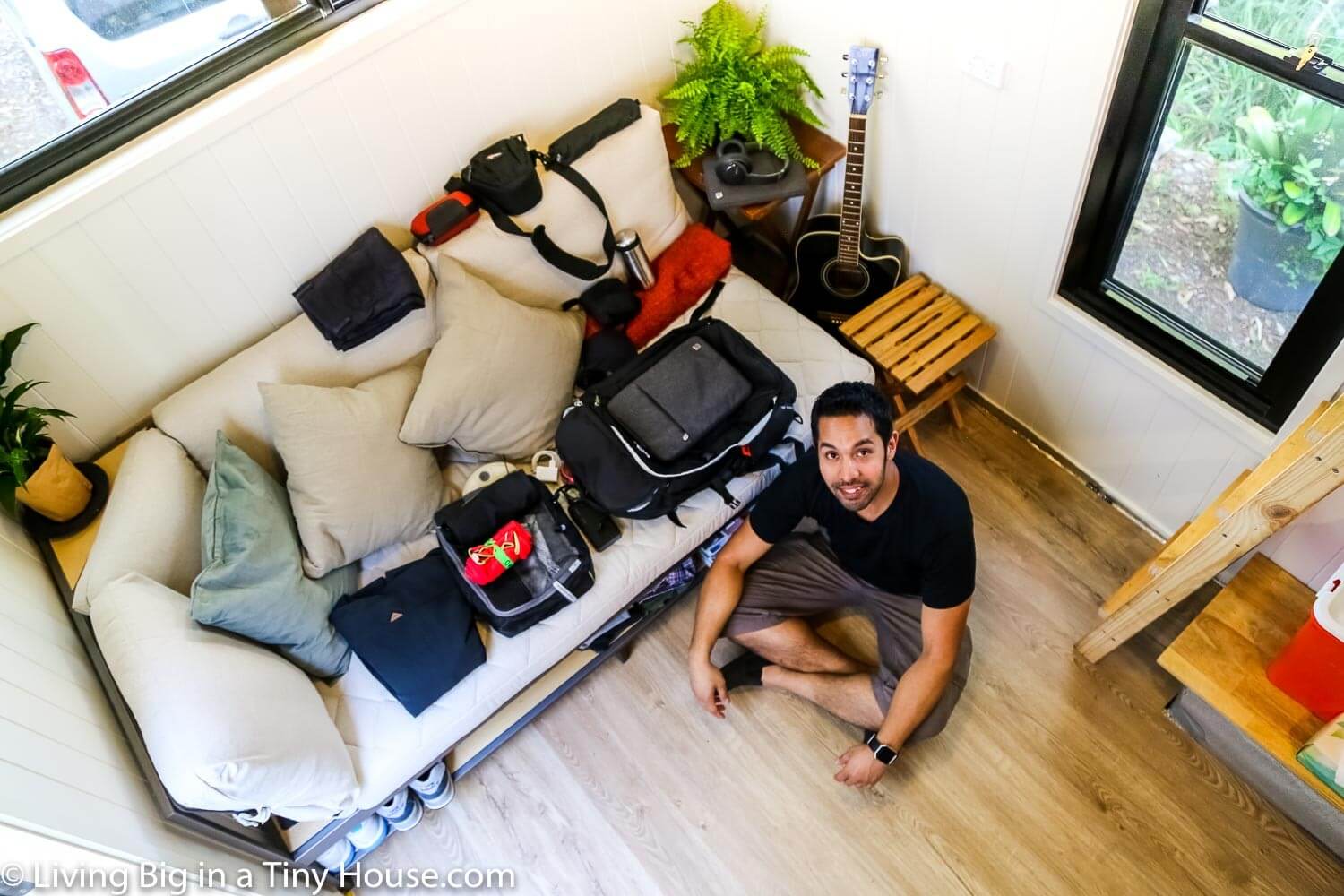 Minimalist Lives in Amazing Tiny House & Fits All His Belongings Into A Backpack Minimalist Lives in Amazing Tiny House & Fits All His Belongings Into A Backpack