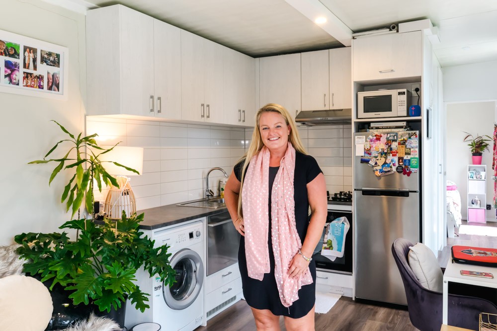 Woman Finds FINANCIAL FREEDOM & Debt Free Living in Tiny House Woman Finds FINANCIAL FREEDOM & Debt Free Living in Tiny House